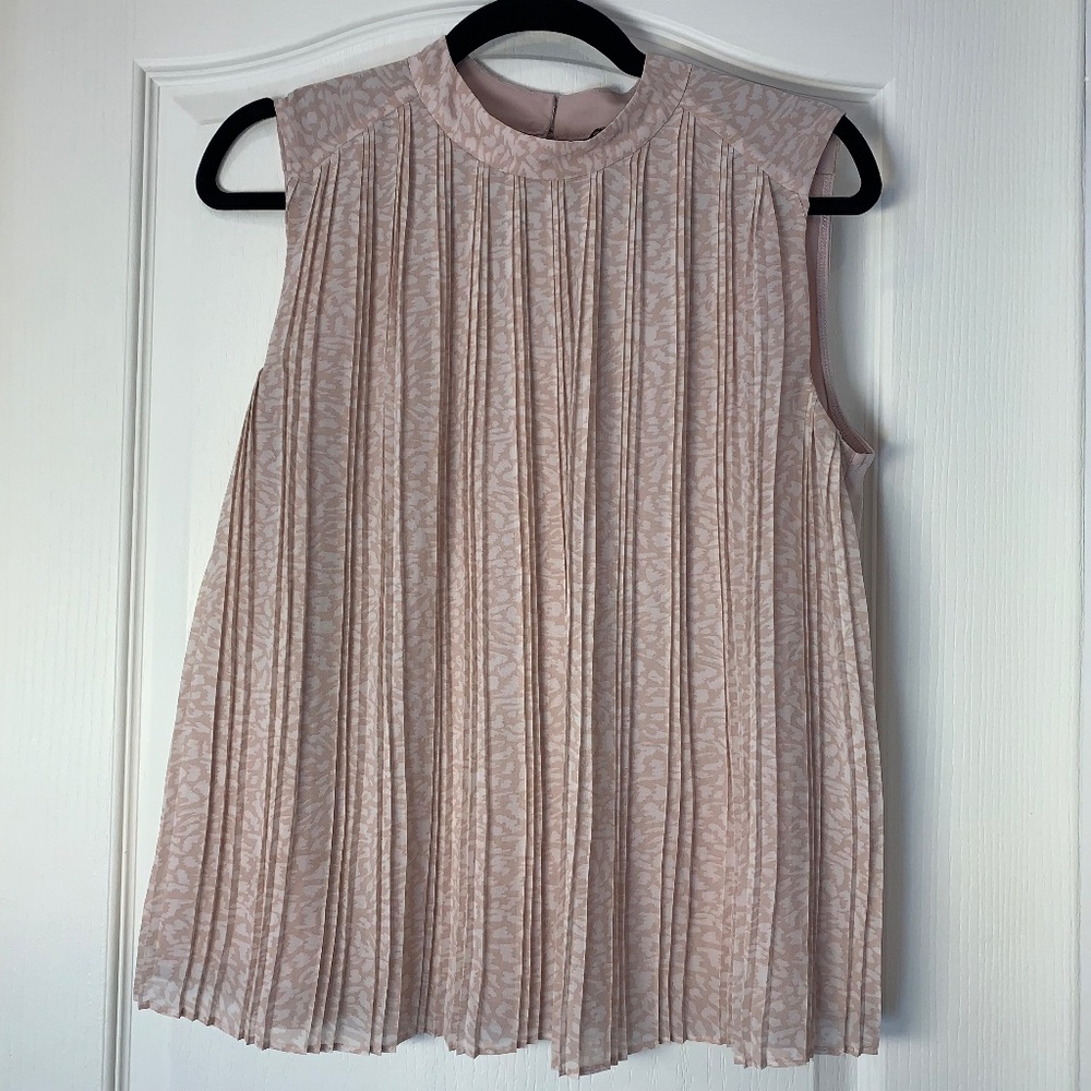 RW&Co Sleeveless Pleated Blouse Peach Leopard Print Size M – Elegant Office Chic